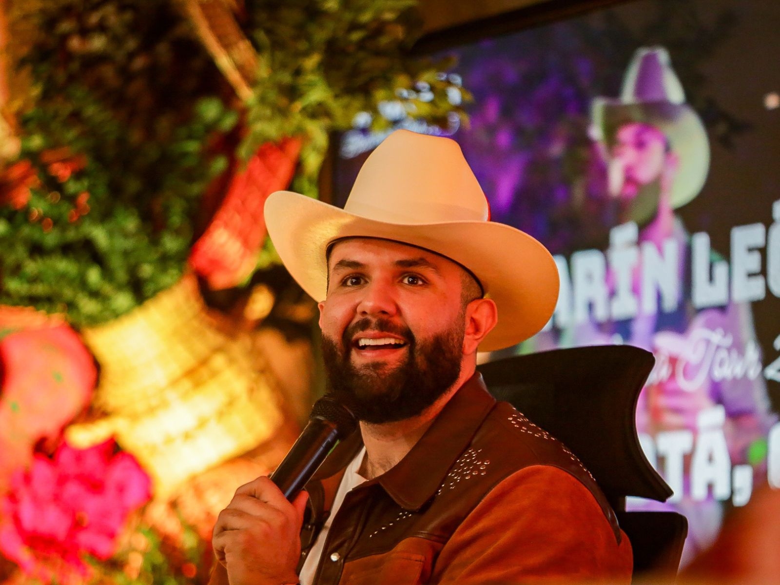 “Chapayeka”: Carin León rinde homenaje a sus raíces con un disco grabado en vivo